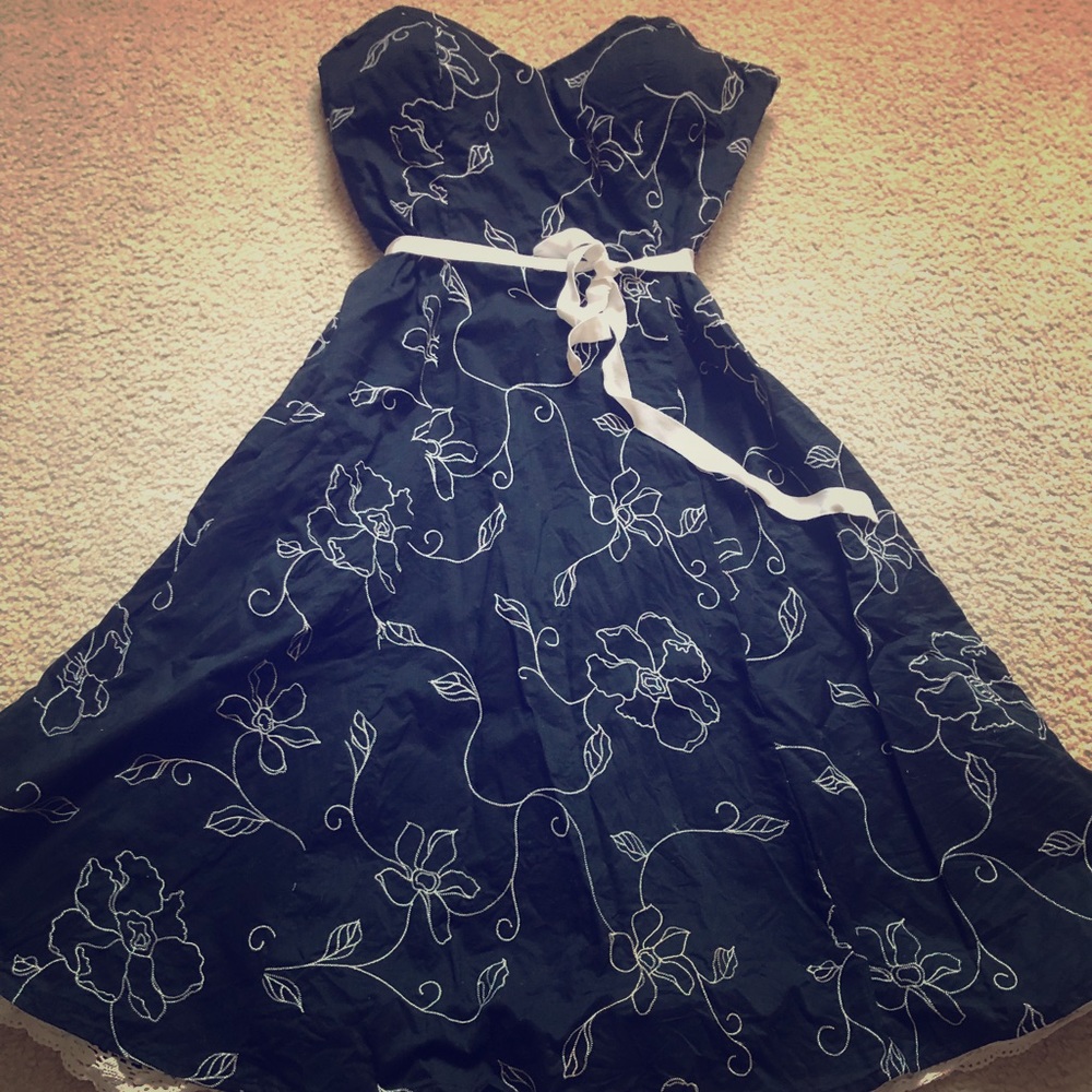 White and black - sweetheart neck dress